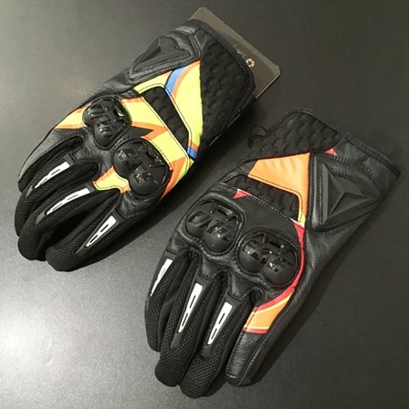 新作モデルさらに入荷！ヘリテイジグローブにVR46メッシュグローブも。