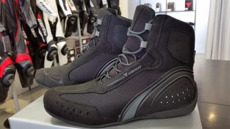 梅雨入り前なので・・・防水シューズを・・・