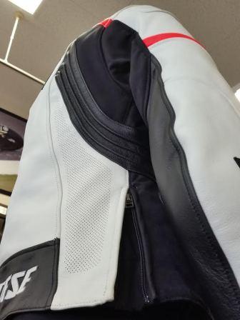 バイクシーズン到来の前に!!レディースのレザージャケットご紹介!!!
