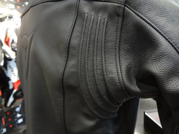 ダイネーゼのスタンダードを感じるレザージャケット「RAZON」ご紹介