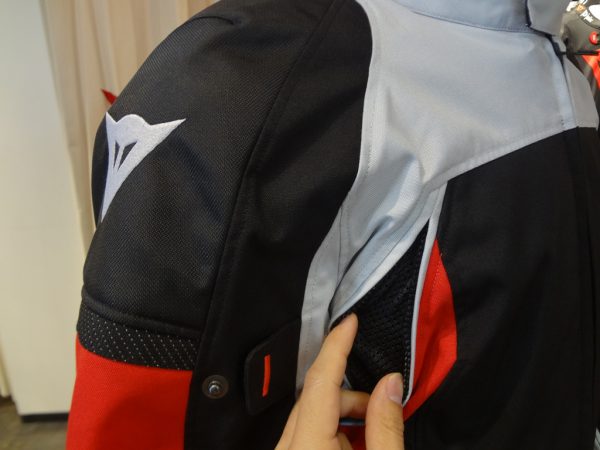 SPEED MASTER D-DRY JACKET- 主張しすぎないデザインと利便性が魅力の