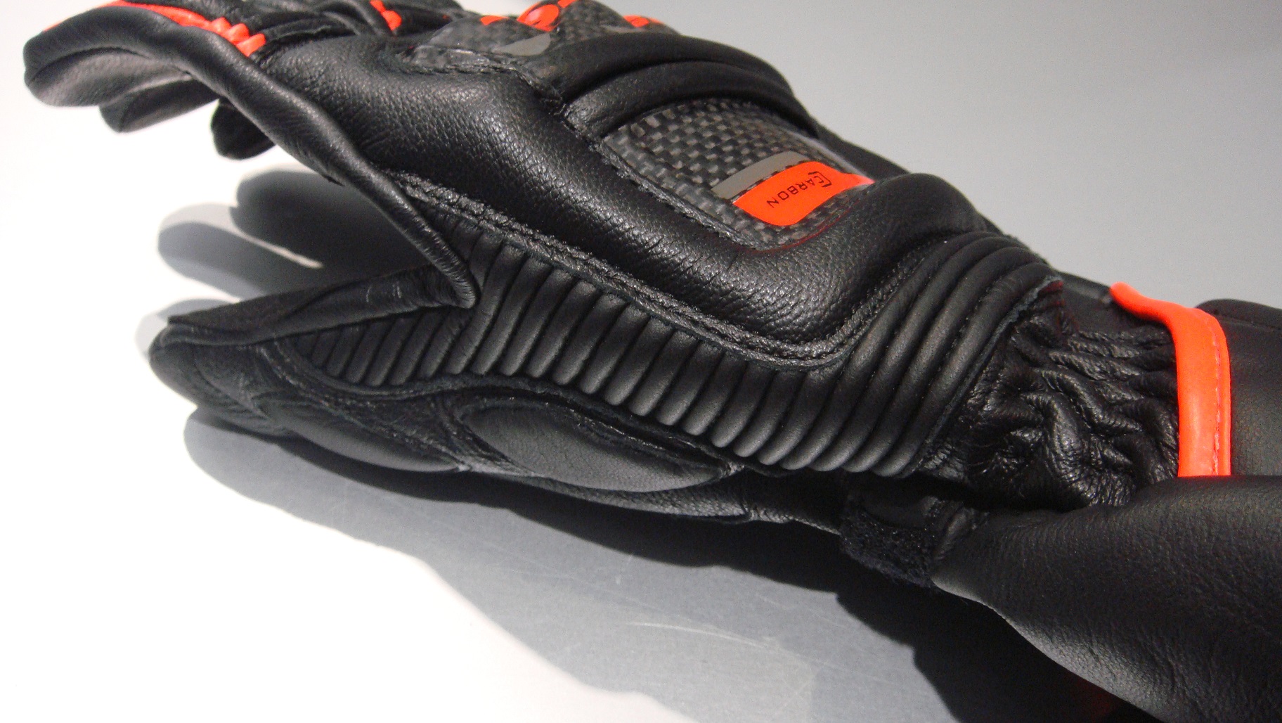 カーボンが輝くロンググローブをご紹介♪