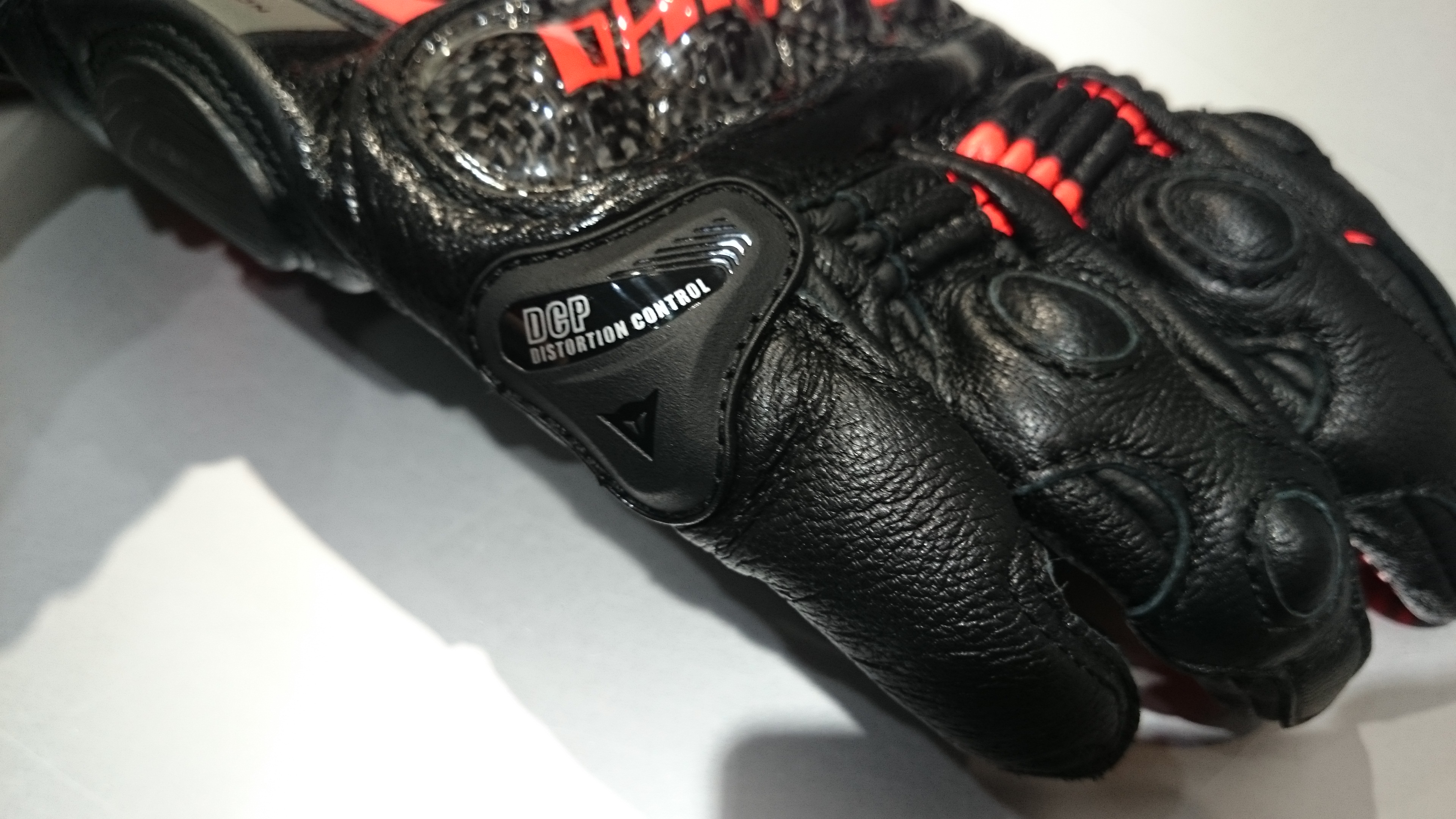 人気モデルの最新作「CARBON D1」レザーグローブ
