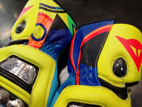 ロッシ選手の新作レプリカグローブが入荷しております。