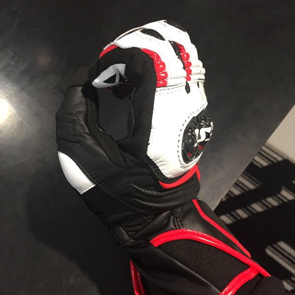 新作レーシンググローブ「CARBON D1」をご紹介！