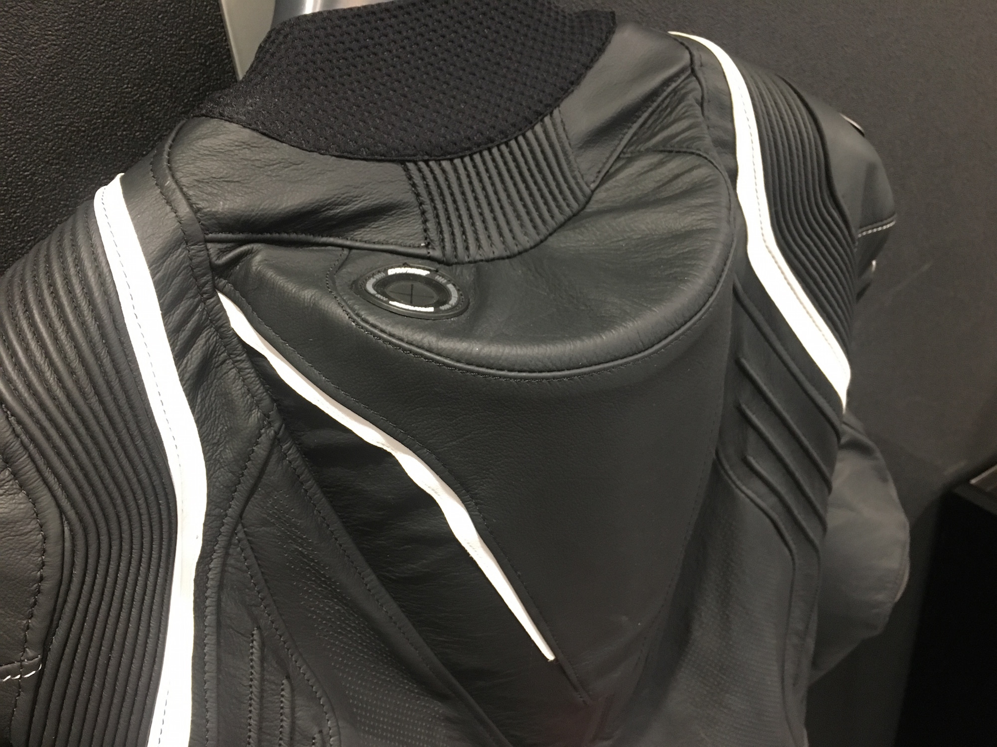 カンガルーレザーを使用したレーシングスーツのご紹介