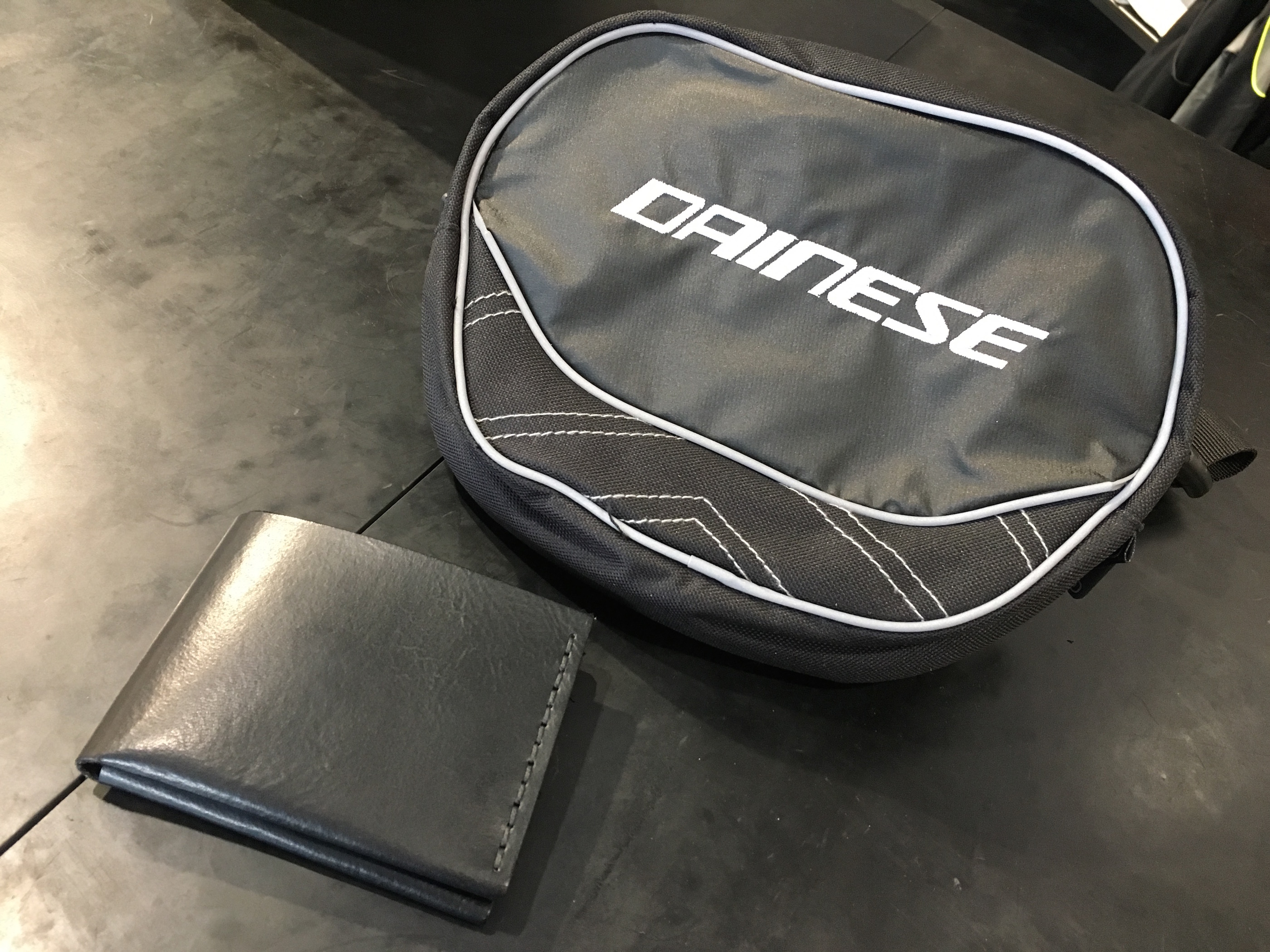 新作のポーチとレグバックが入荷いたしました♪