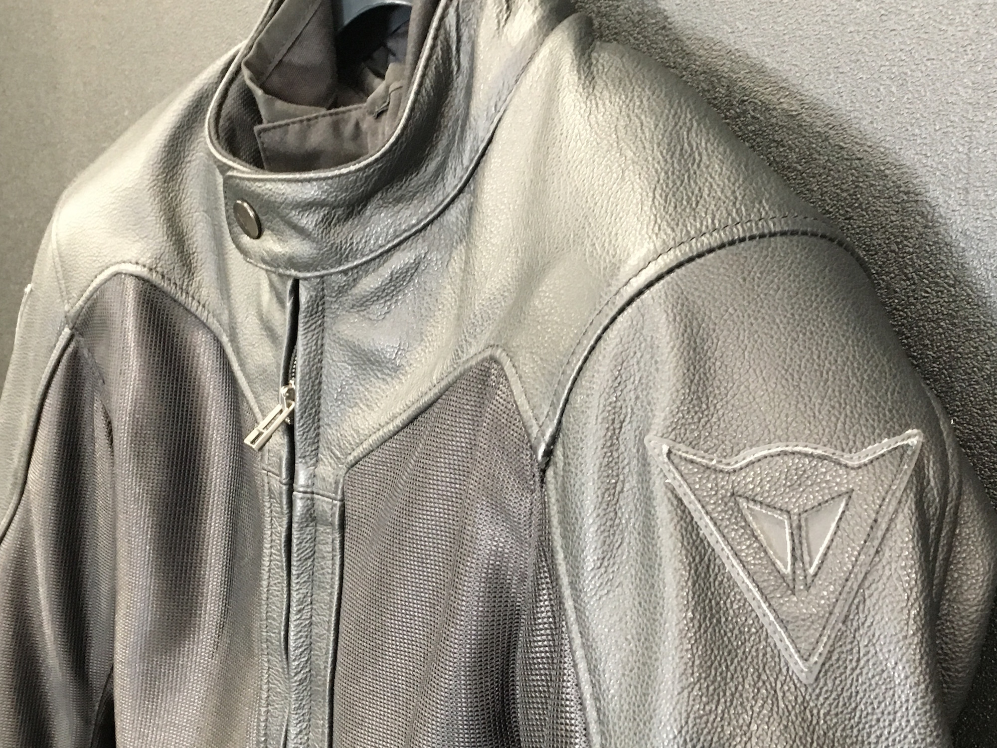 メッシュ×レザーのハイブリットジャケットのご紹介