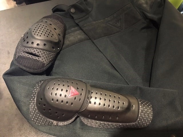 オシャレで機能的なジャケットが入荷致しました！