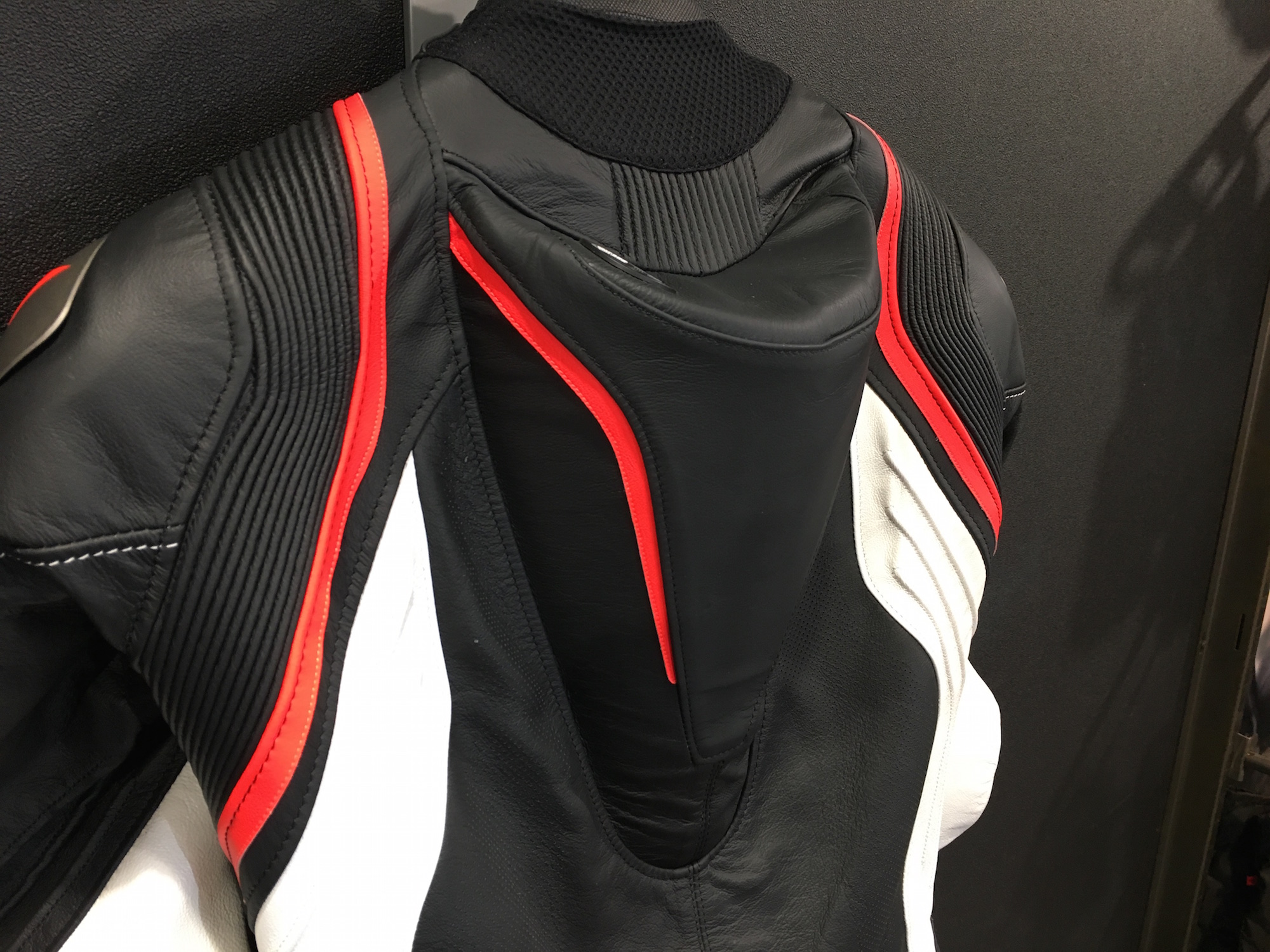 専用　SPAZZIO レーシング　革つなぎ　背中　肘　肩　プロテクター付き　L 背中のハンプ(コブ)の役割について