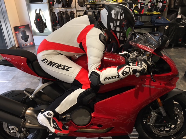 ダイネーゼのレーシングスーツのフィッティングについて