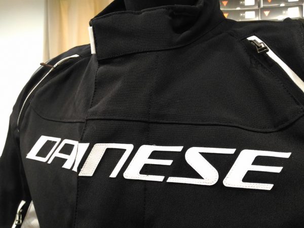 アルミスライダーを装備したスポーティな秋冬ジャケットモデル