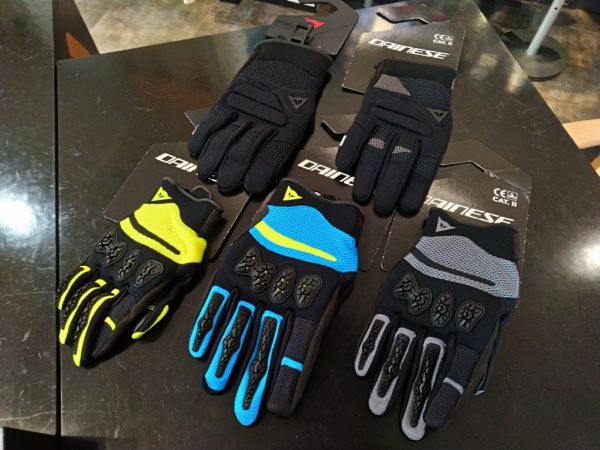 注目の新作レザーグローブ他、春夏グローブも入荷してきています。