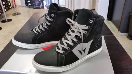 梅雨入り前なので・・・防水シューズを・・・