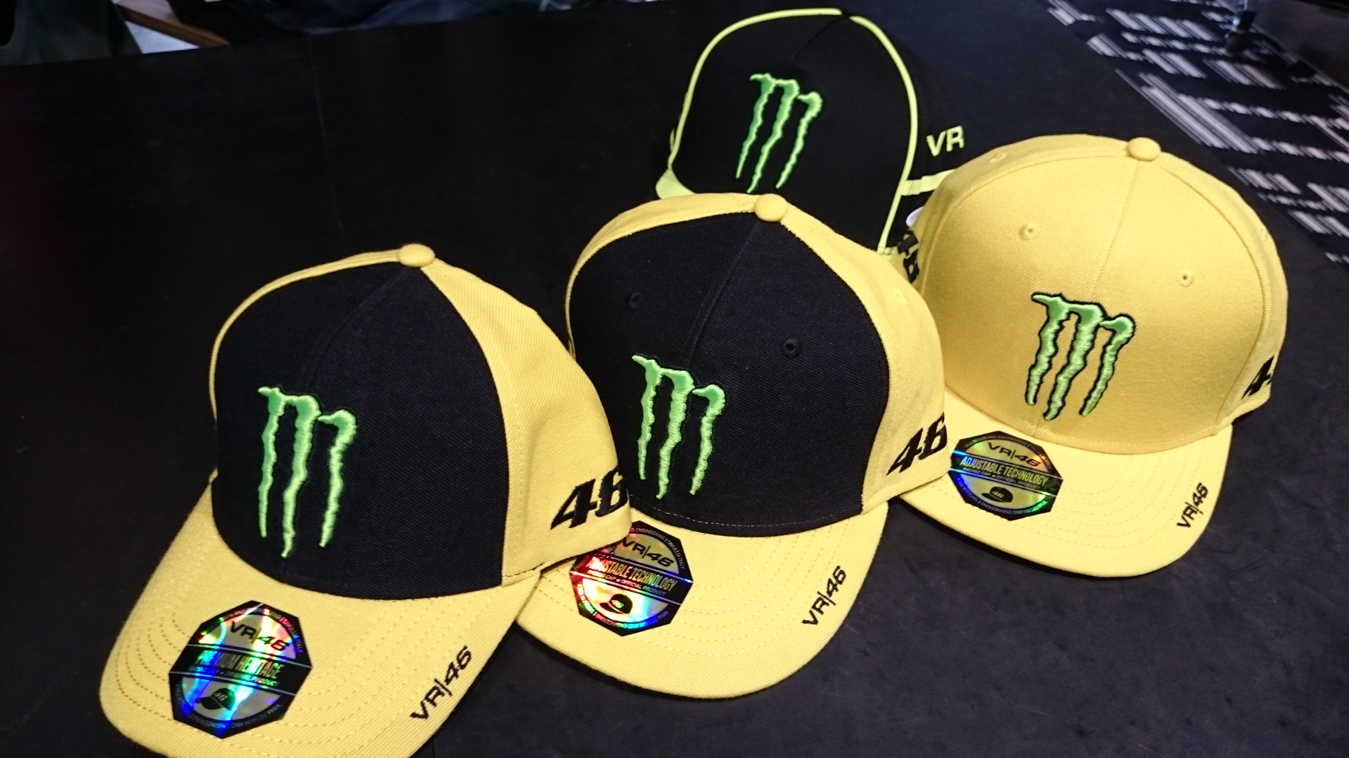 バレンティーノ・ロッシ グッズセット VR46 MotoGP YAMAHA バレンティーノ・ロッシ グッズセット VR46 MotoGP YAMAHA Amazon.co