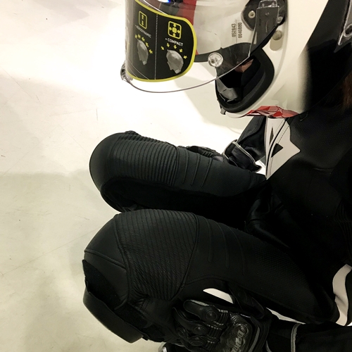 レディースのレザースーツも入荷しております！