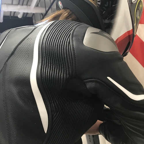 レディースのレザースーツも入荷しております！