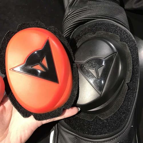 レディースのレザースーツも入荷しております！