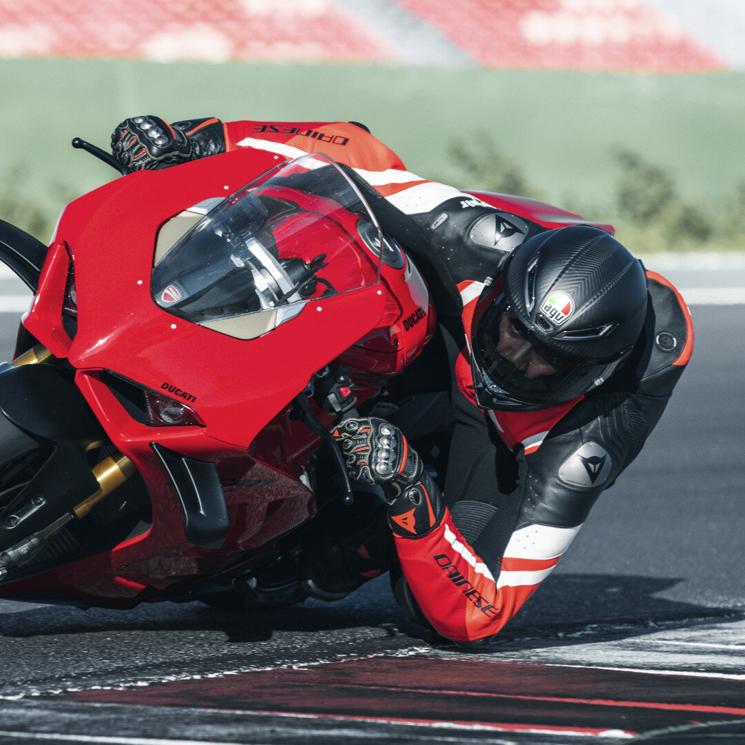 Dainese レザー バイクジャケット 黒・赤 （ダイネーゼレッドを基調と 