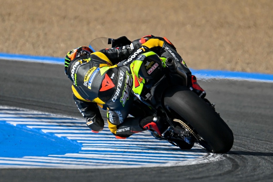 レザースーツの適切なフィッティングとは？着方も解説します