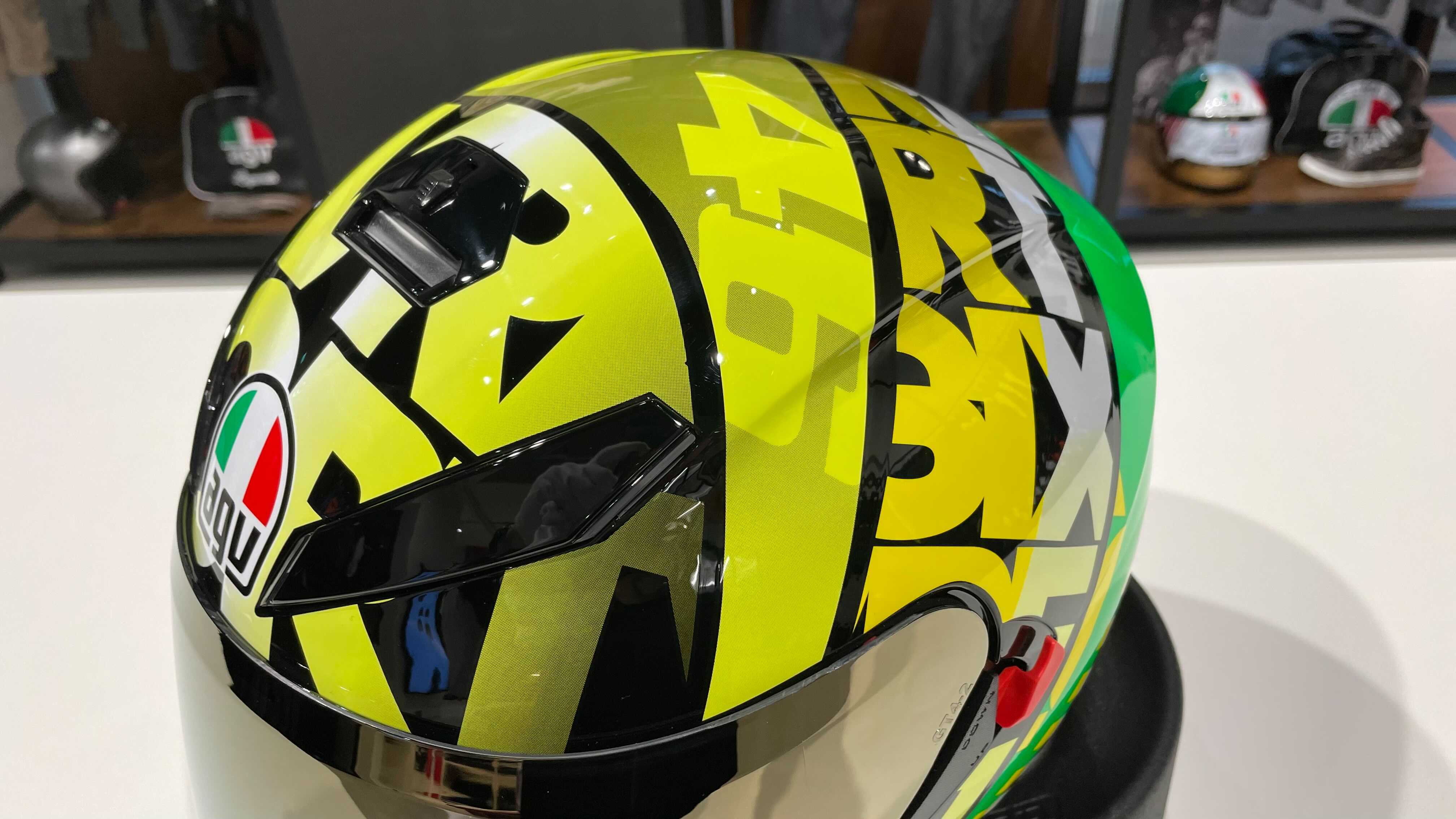 AGV K-3 SV ヘルメット ガイ・マーティンのレプリカデザインです 