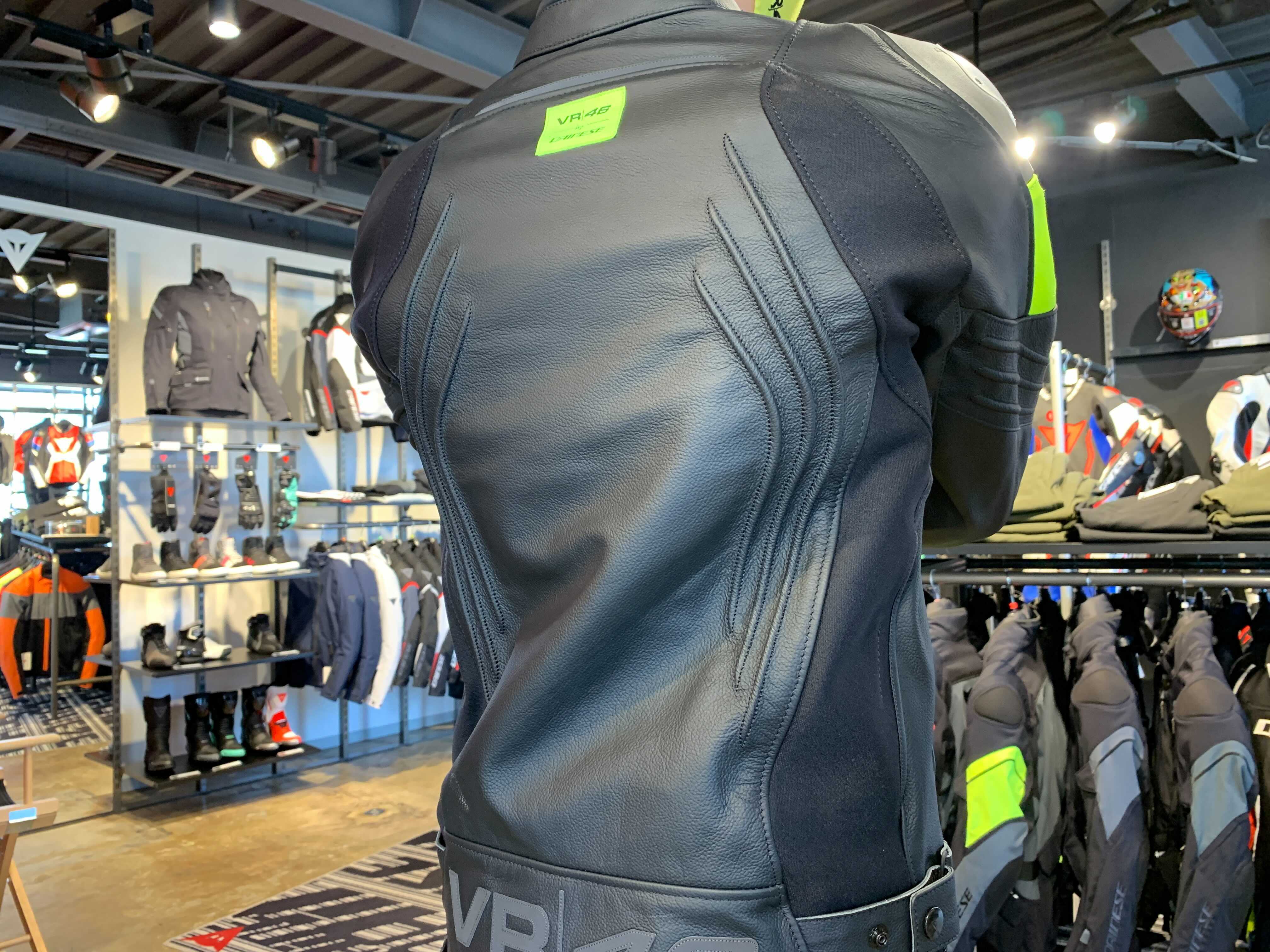 数量限定 新品未使用 正規品DAINESEダイネーゼ スニーカーブーツ27cm motogpモトGPロッシROSSIモンスターエナジーDUCATIデスモ パニガーレ 1回着用⁄中古美品DAINESEダイネーゼ⁄CHEST L2⁄1876040⁄Lサイズ