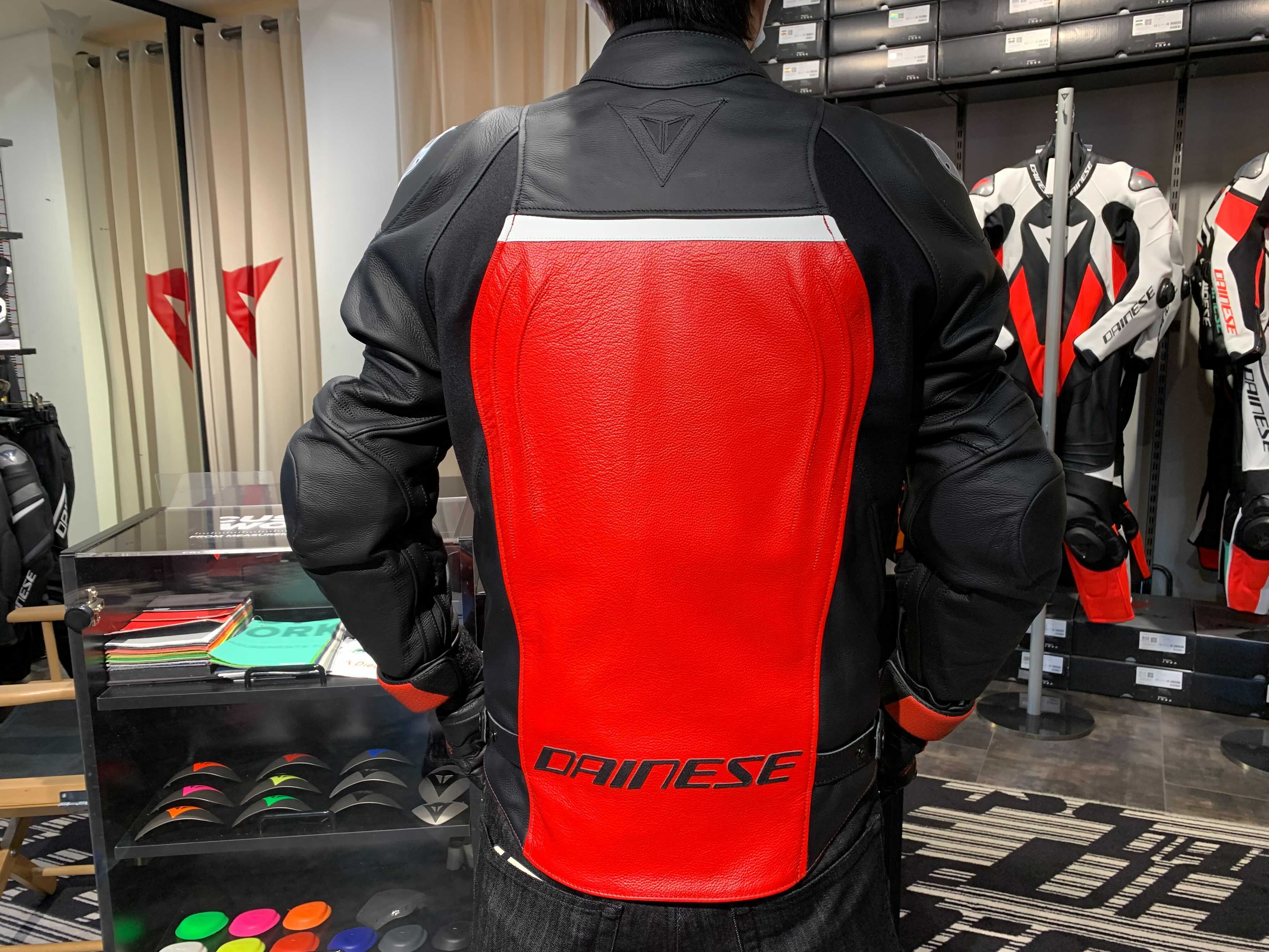 Dainese レザー バイクジャケット 黒/白/赤 優れたフィット性・可動域 