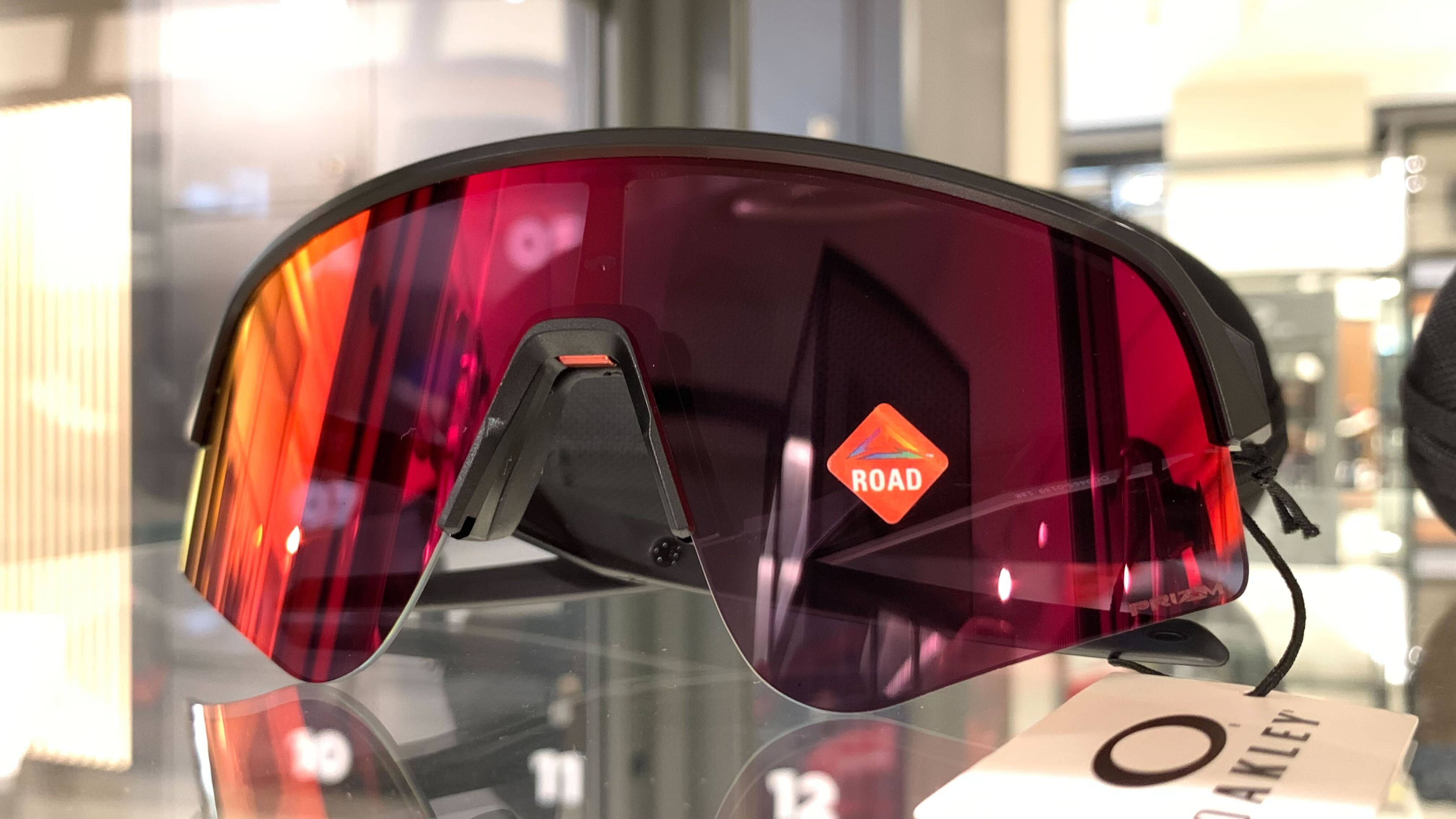 OAKLEYの取り扱いを開始いたしました