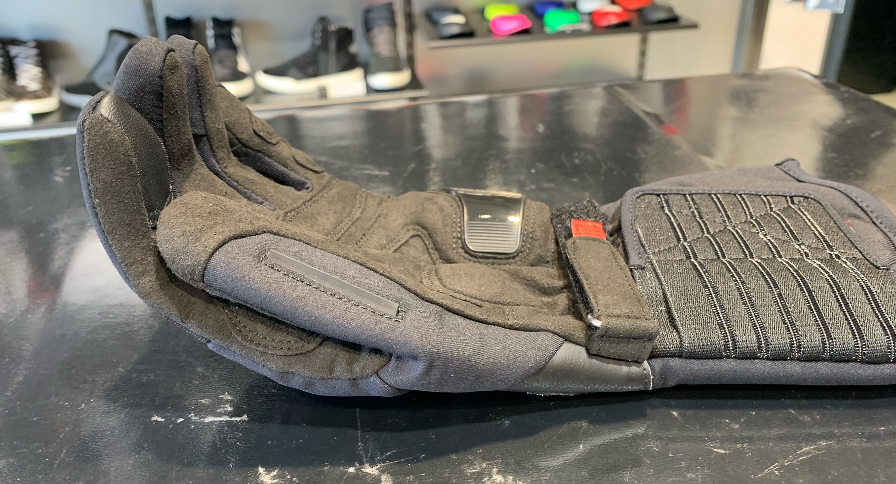 動かしやすく快適な冬用グローブ[NEMBO GORE-TEX®]