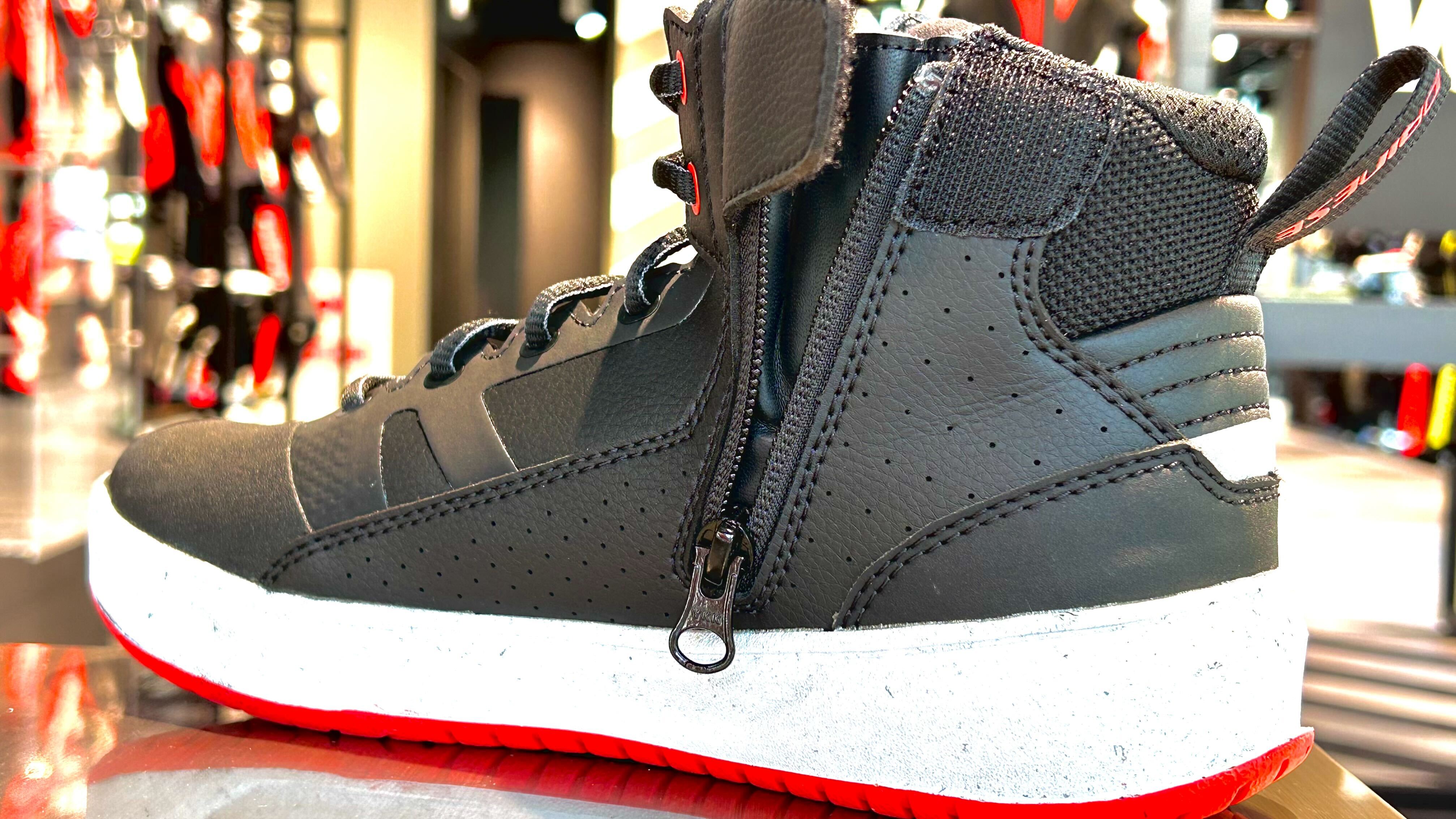 バイクウェア・装備 SUBURB ZIP UP AIR SHOES ひとつ上の快適性を。SUBURBシリーズにジップアップモデルのご提案。