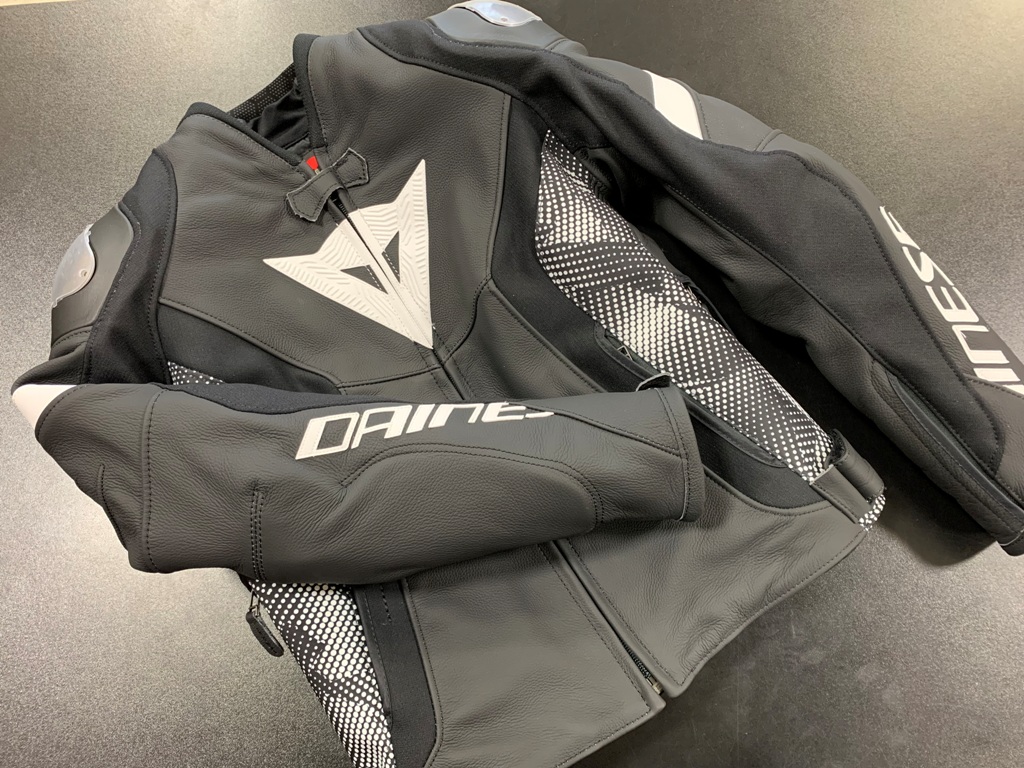 人気のAVROシリーズに新作のレザージャケットが登場【AVRO 5 LEATHER