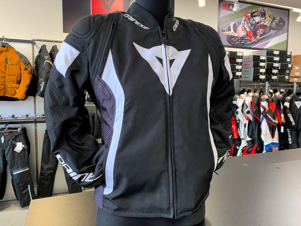 人気のAVROシリーズに新作のテキスタイルジャケットが登場【AVRO 5 TEX JACKET WMN】