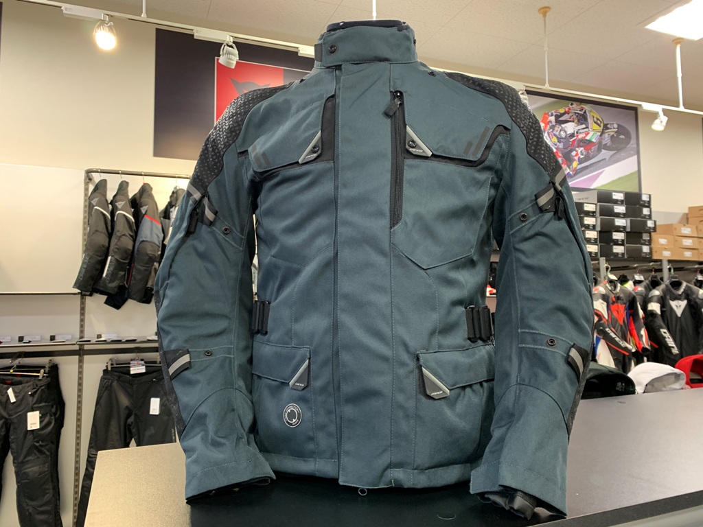 3層構造だからこそ冬にも快適に【LADAKH 3L D-DRY JACKET】