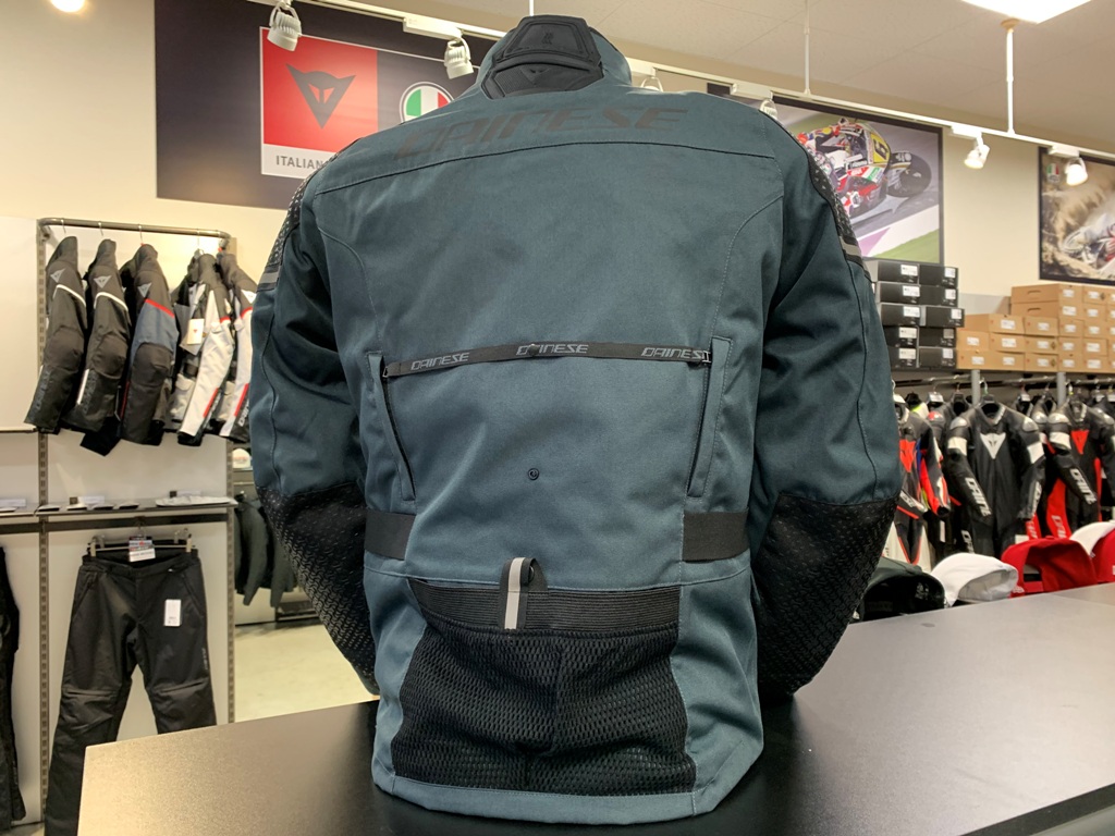 3層構造だからこそ冬にも快適に【LADAKH 3L D-DRY JACKET】
