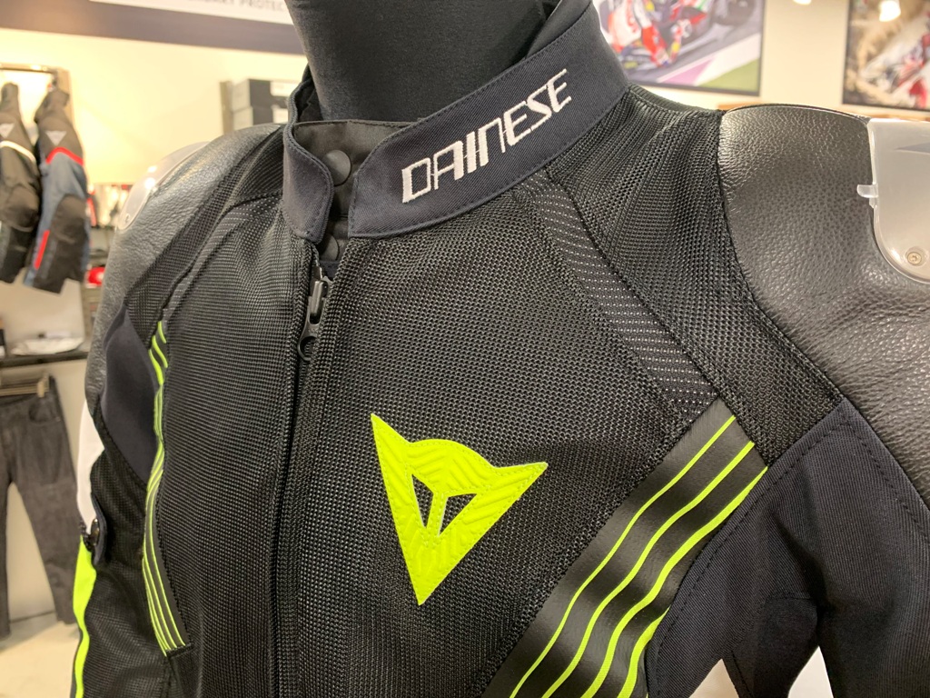 スポーティなデザインが目を惹く高スペックジャケット【SUPER RIDER 2