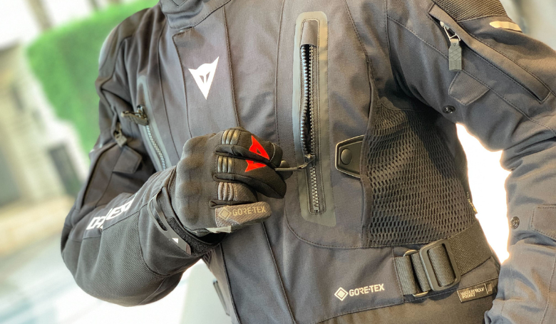 冬の走りが一気に快適に。新作ツーリングジャケット