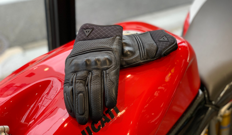 驚きの軽さで安全性と快適性が両立　新作レザーグローブ