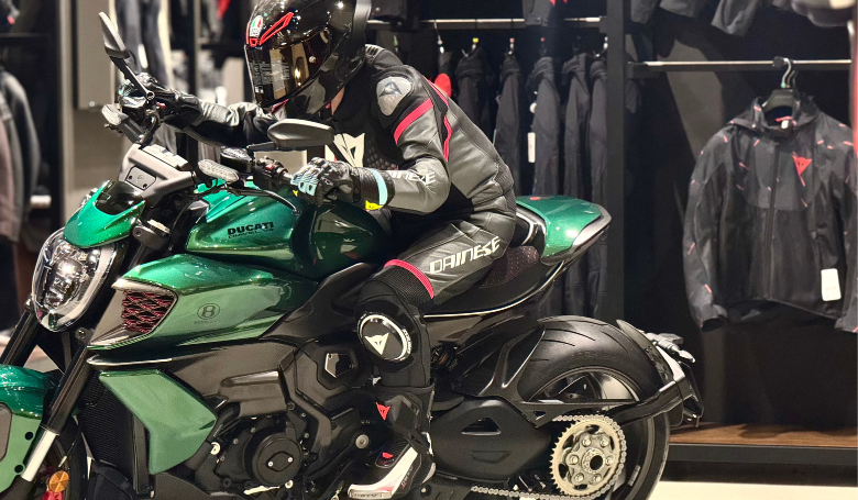 新設計のレディース2ピーススーツ“FULMINEA 2PCS LEATHER SUIT”