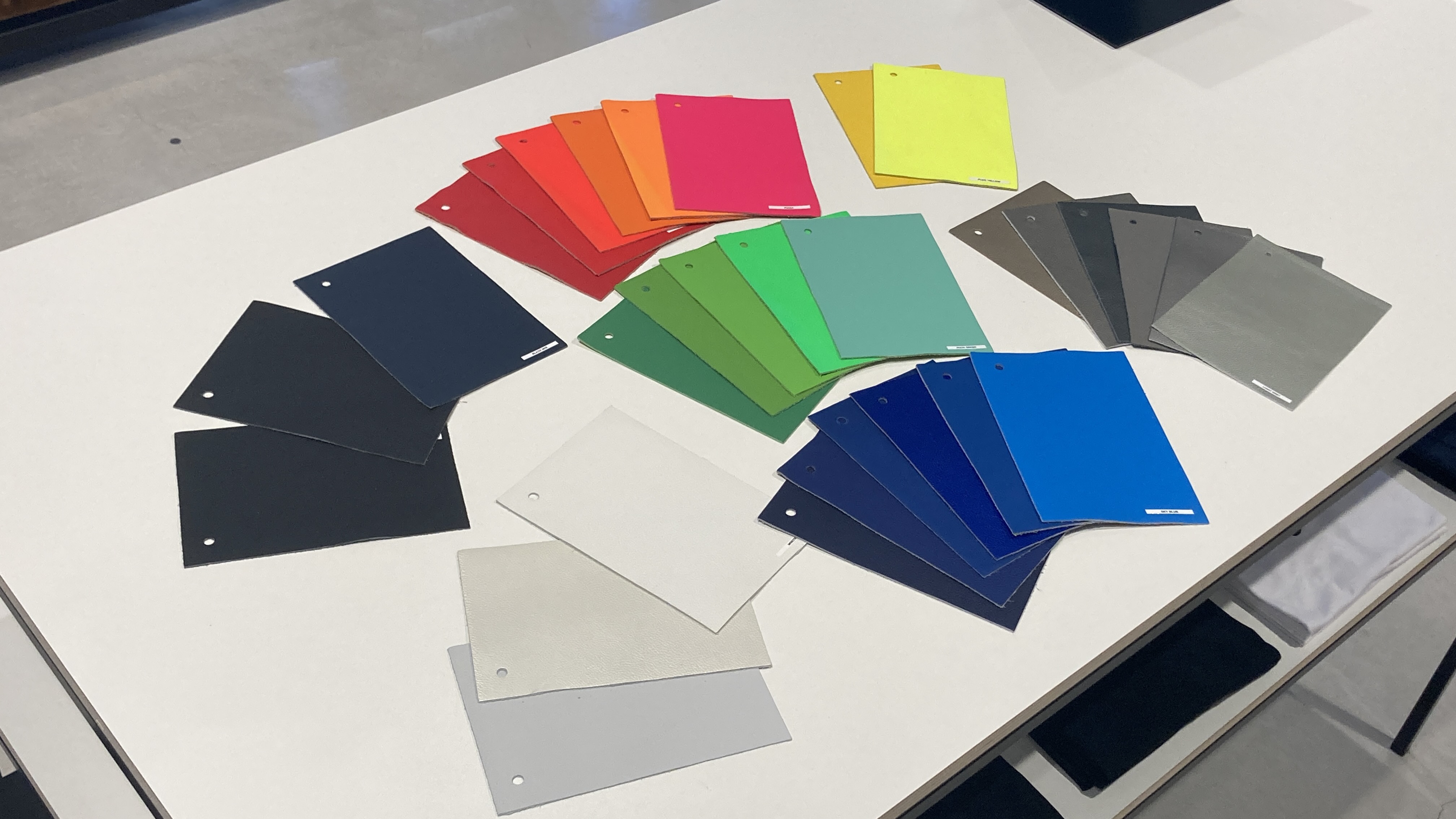 カラーオーダーで選択できるカラーが10色も増えました