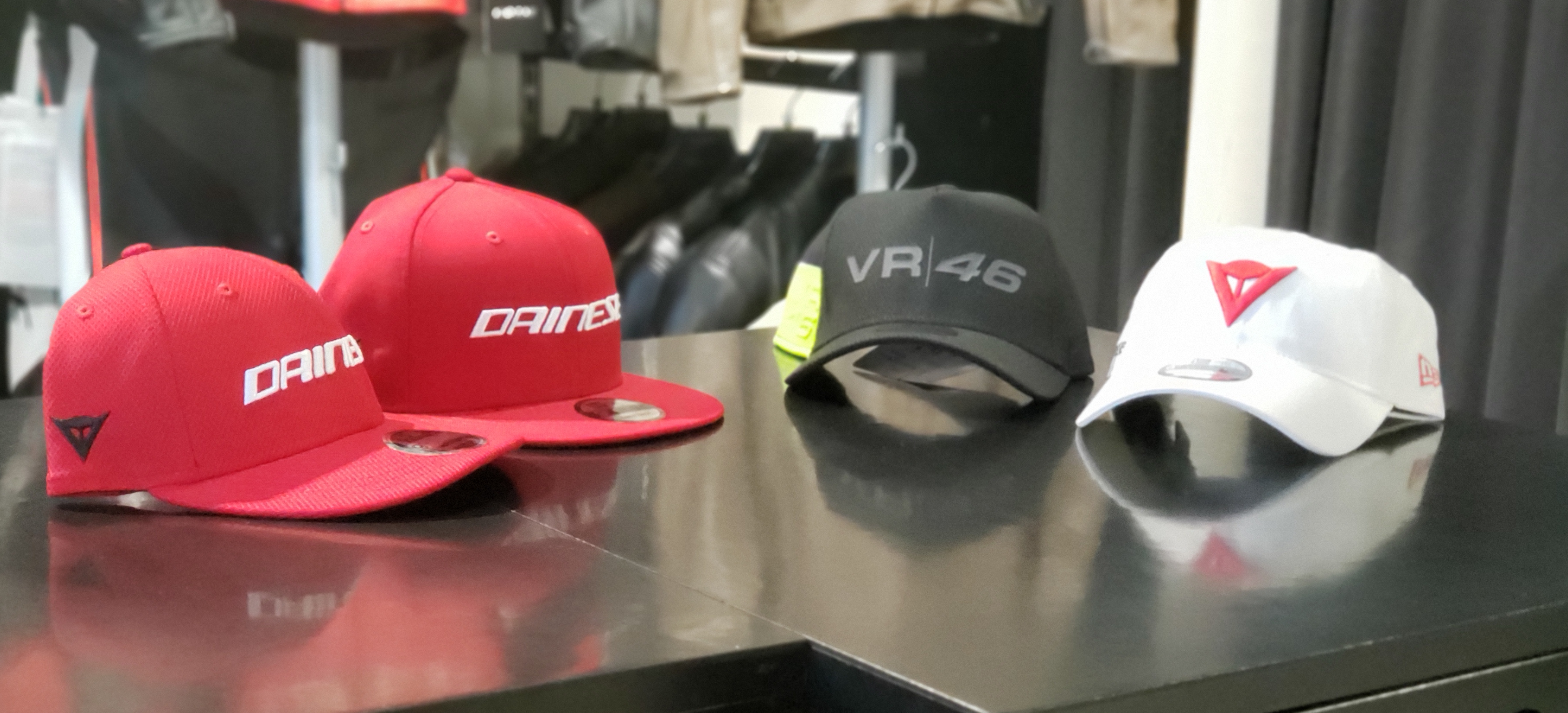 NEW ERAコラボのキャップ４種を比較いたします。