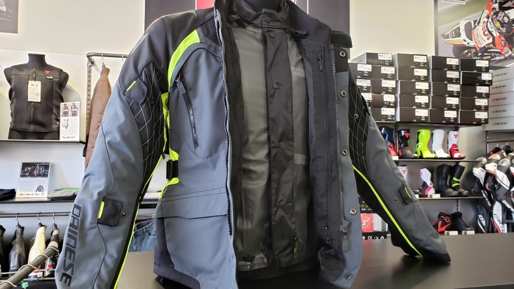 不安定な天候も心配なし。【X-TOURER D-DRY JACKET】