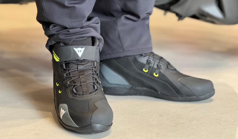 スポーツカジュアルのテイストを取り入れた新作の防水シューズ