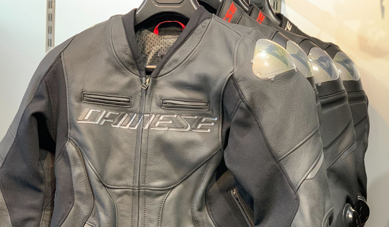 最新技術を搭載したDAINESE RACING5レザージャケットを比較解説