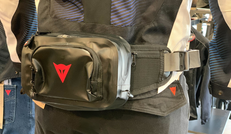 EXPLORER WAIST BAG 1.8Lはどんなバッグ？収納力と使い勝手を解説