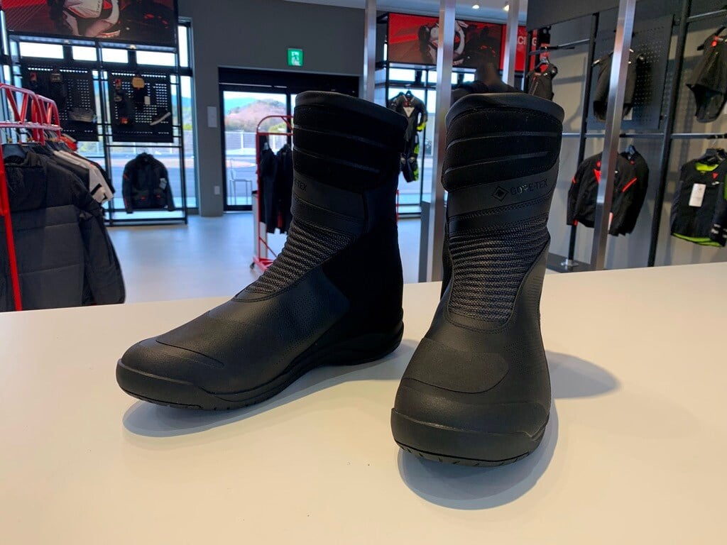 BLACKWING GORE-TEX® BOOTS防水性とパンチング加工により、快適さと通気性を両立