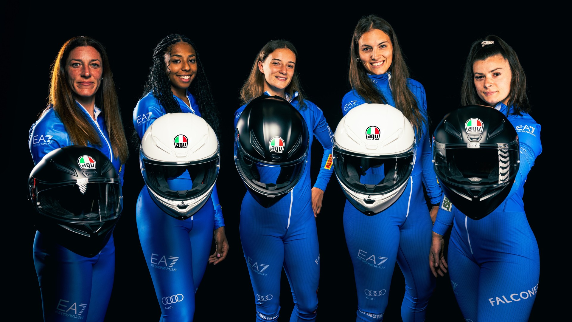 高速で滑走するボブスレーと選手