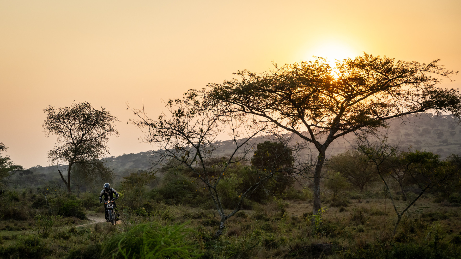 ウガンダの道を走るバイク