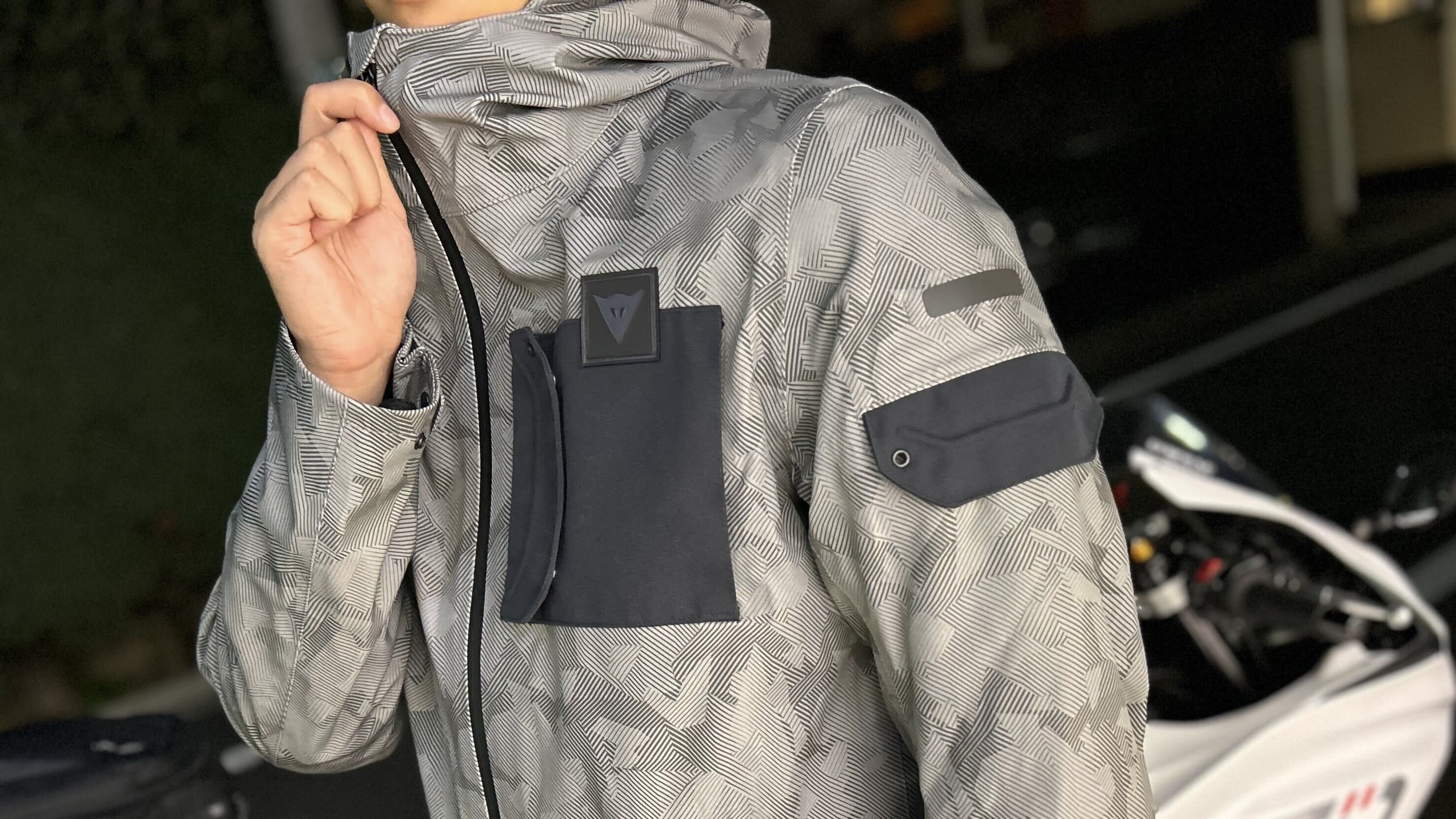 洗練されたデザインと機能が融合したライディングウェアの答え 