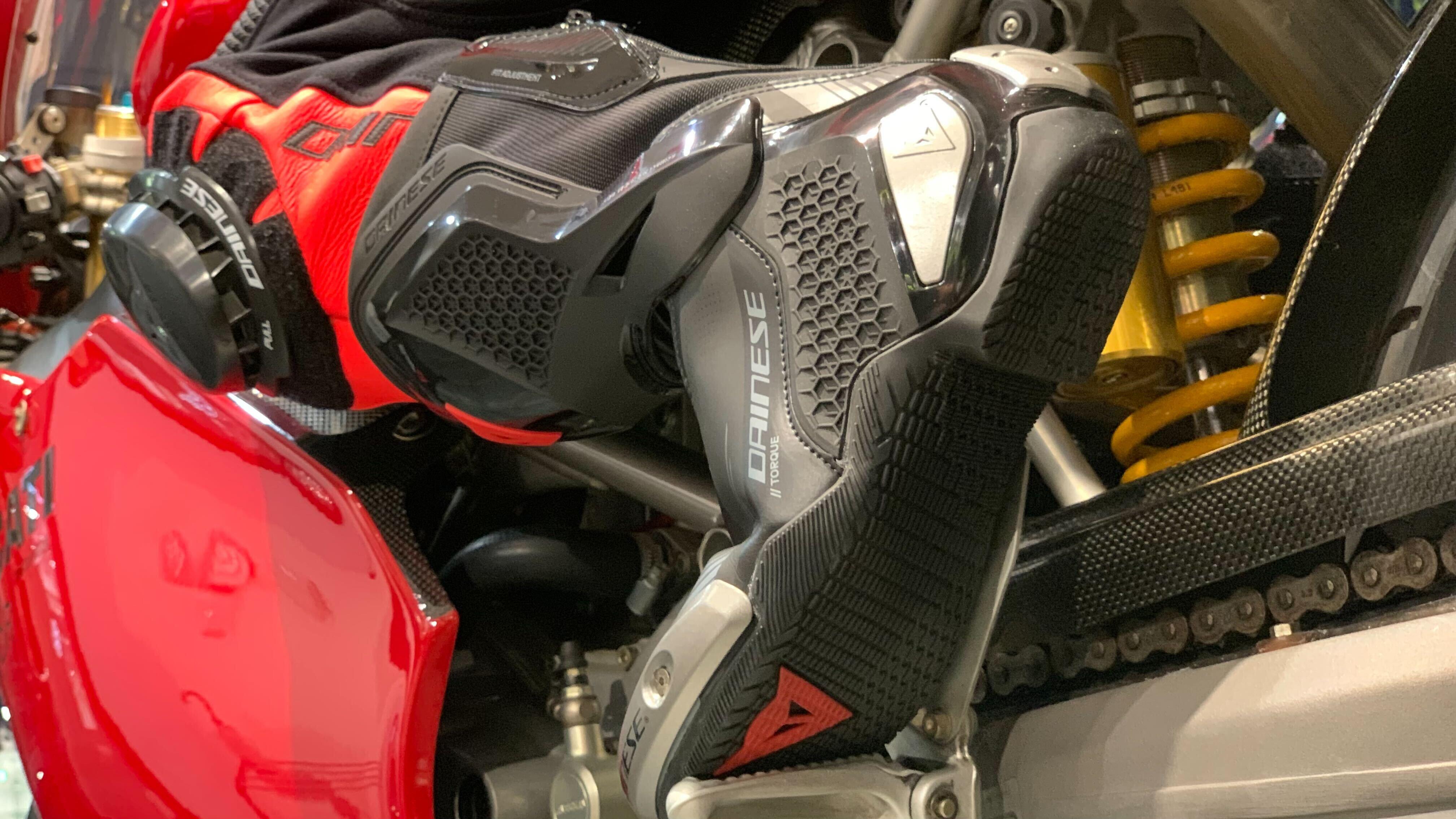 女性ライダーのための究極レーシングブーツ―TORQUE 4 BOOTS WMNがもたらす快適性と安全性