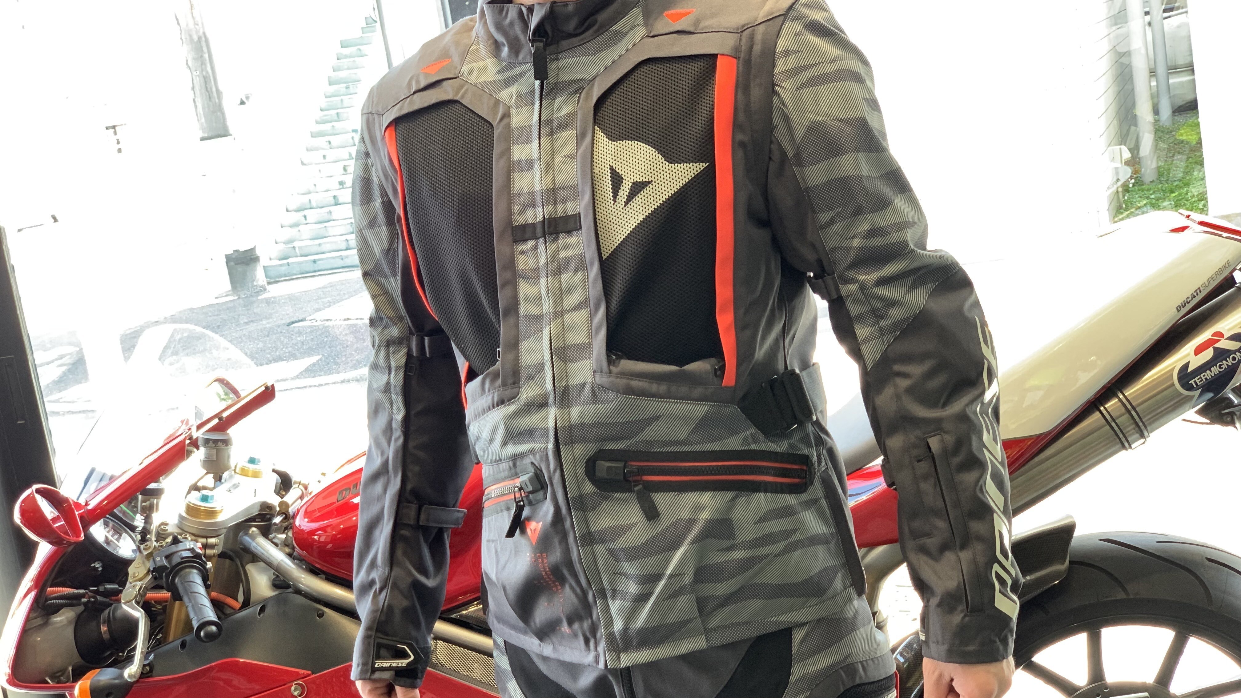 優れた通気性でオンロードからオフロードライディングまで！新作モジュラージャケット